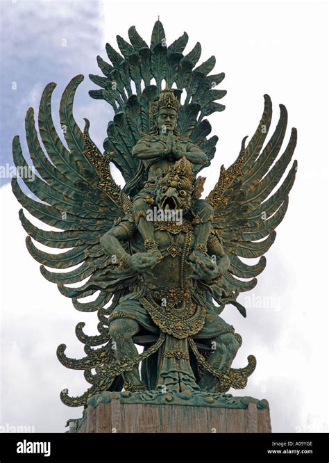 Die Statue von Garuda: Monumentale Schönheit aus vulkanischer Erde!